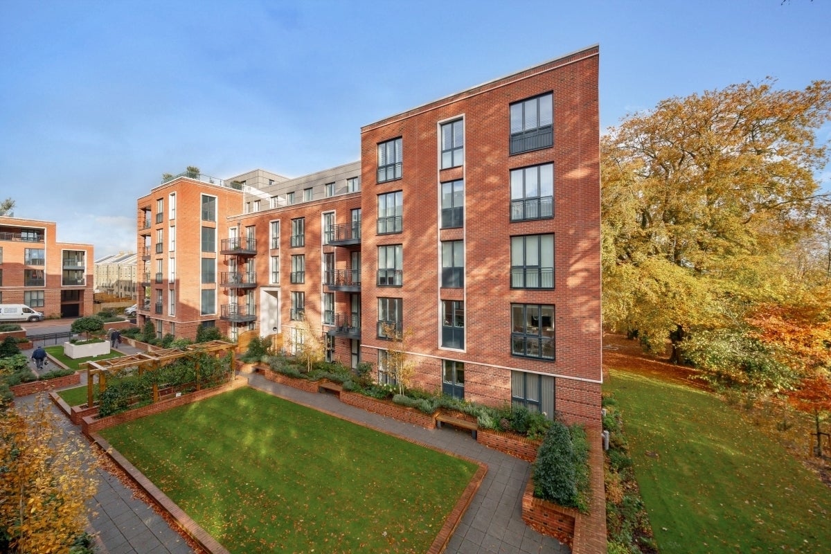 Flat Fellowes Rise in Winchester