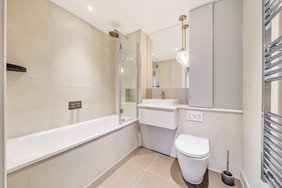 Flat Fellowes Rise in Winchester