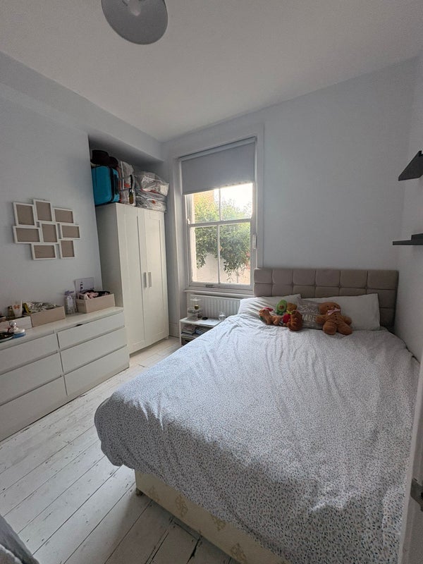 Room Glengall Road in Greater London