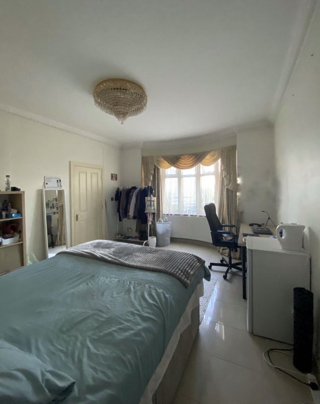 Room Forty Lane in Greater London