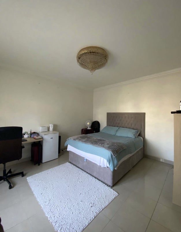 Room Forty Lane in Greater London