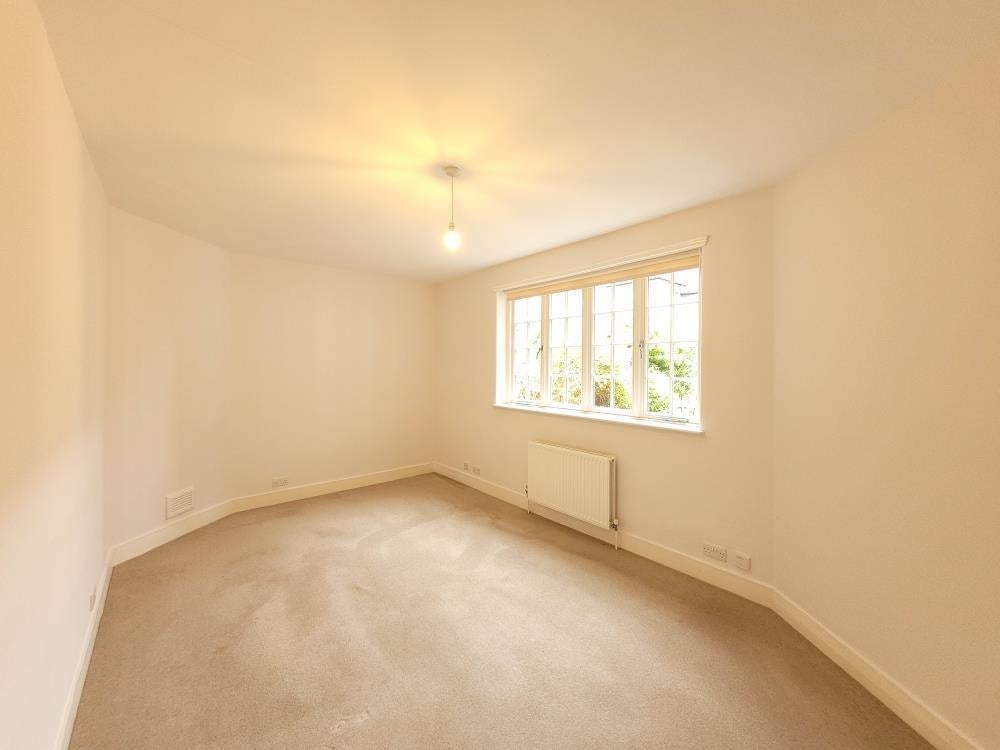 Flat Dekker Road in Greater London
