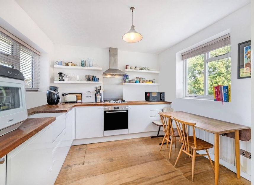 Flat Richmond Road in Greater London