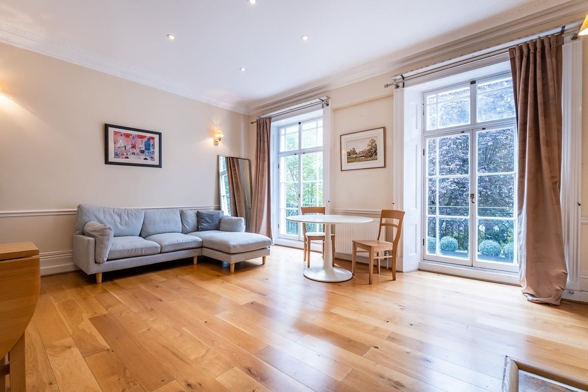 Flat Brompton Square in Greater London