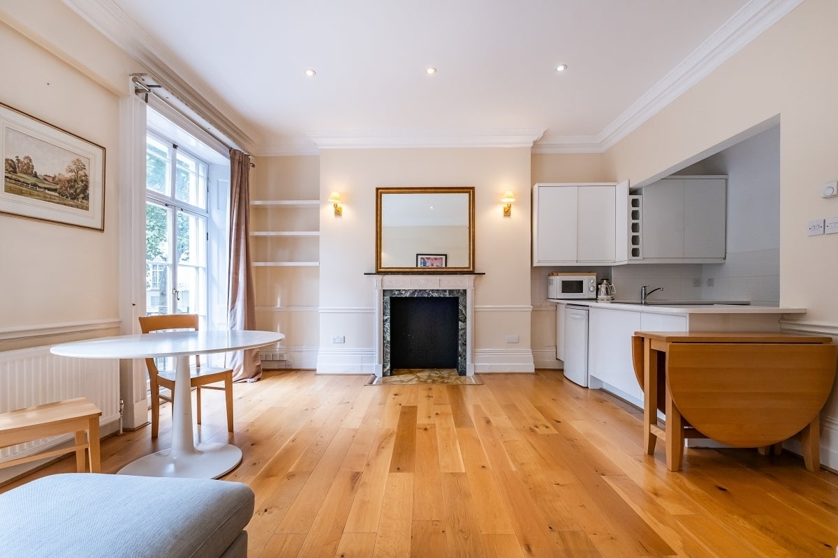 Flat Brompton Square in Greater London