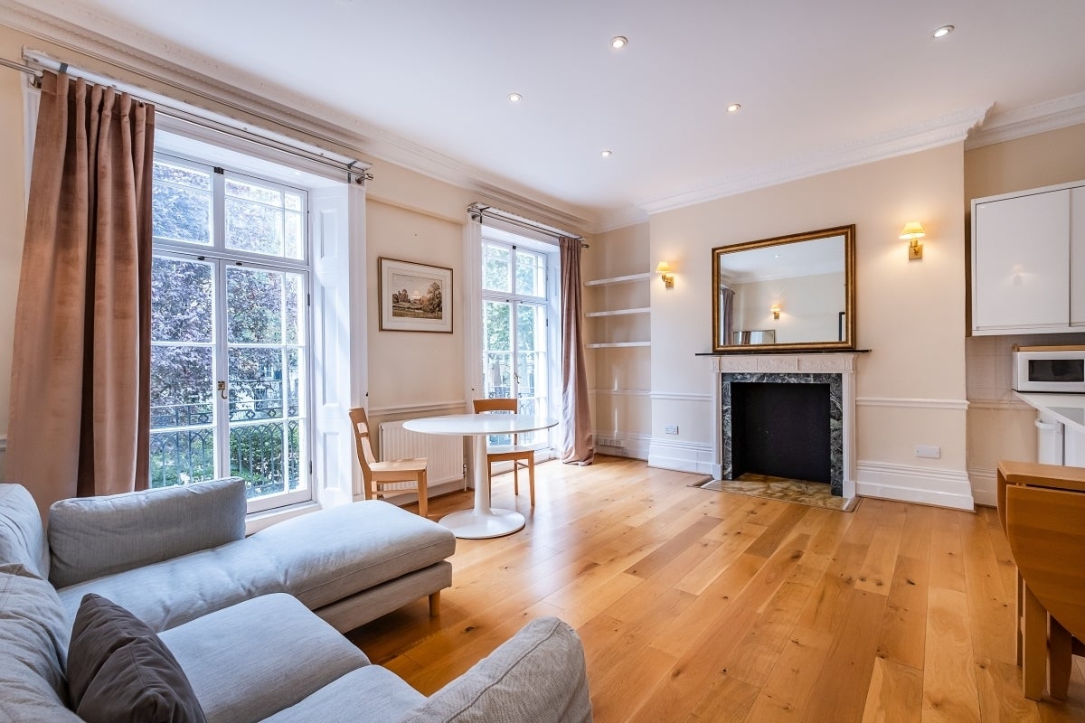 Flat Brompton Square in Greater London