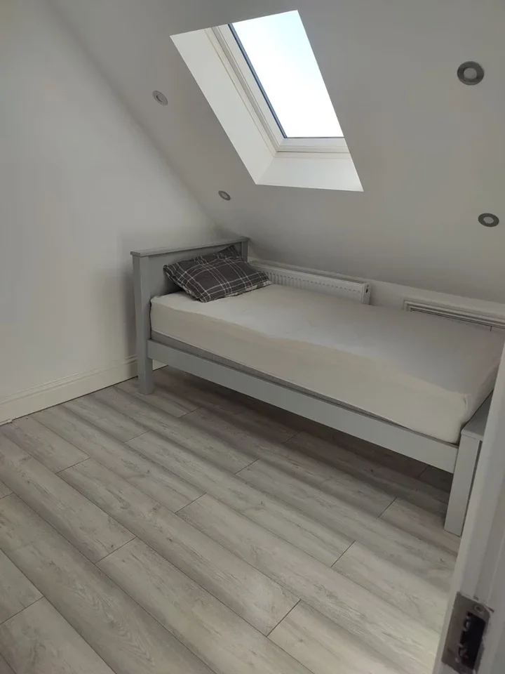 Room Charlton Crescent in Greater London