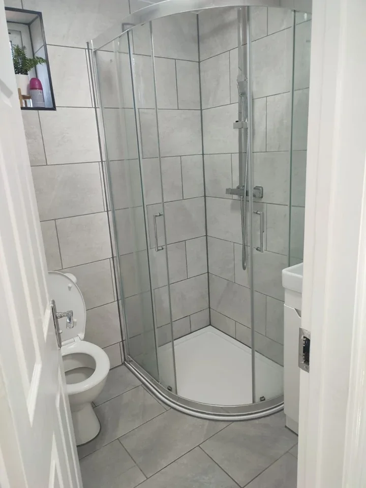 Room Charlton Crescent in Greater London