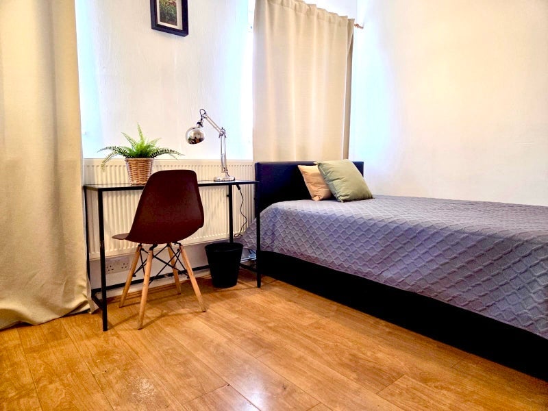 Room Ludovick Walk in Greater London