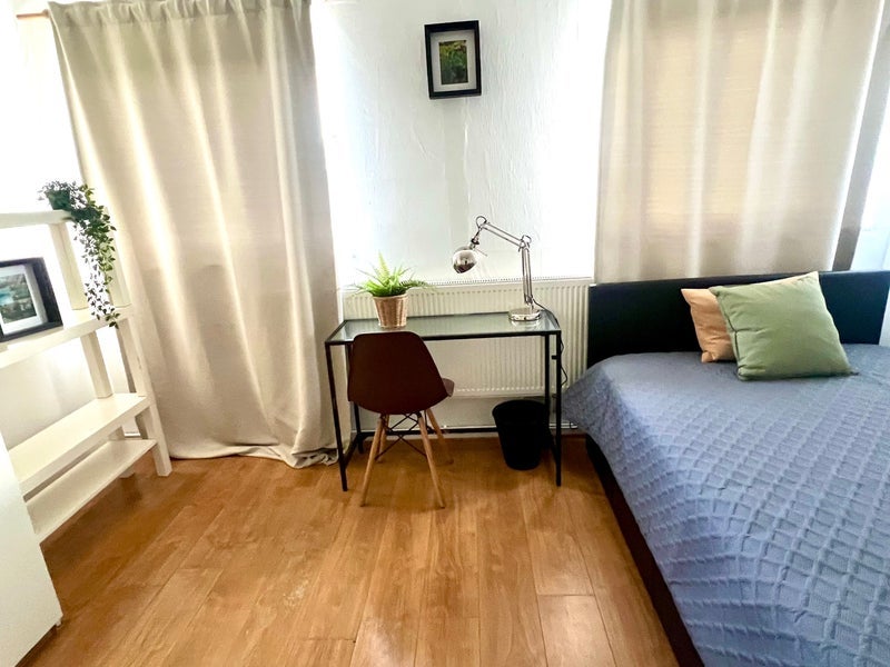 Room Ludovick Walk in Greater London