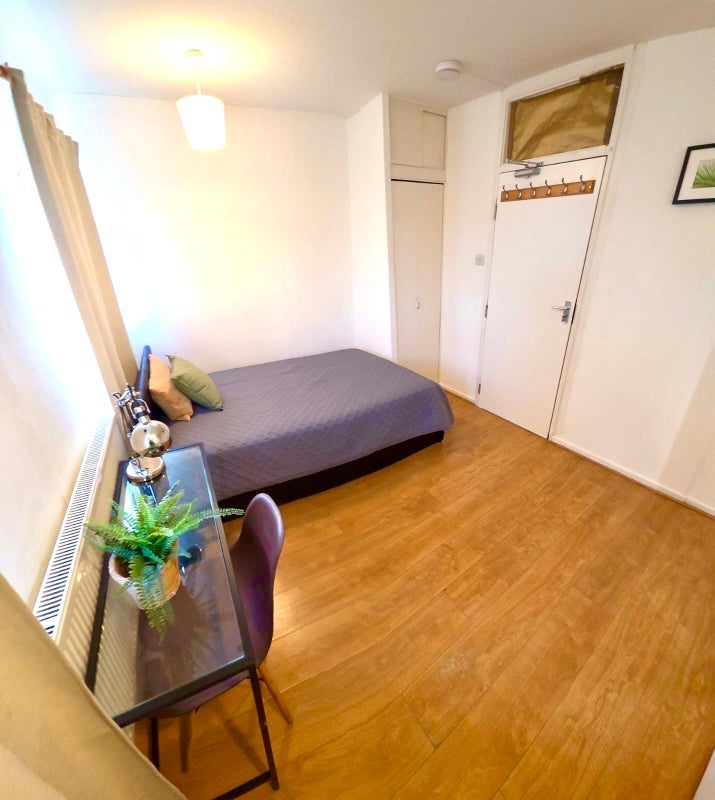 Room Ludovick Walk in Greater London