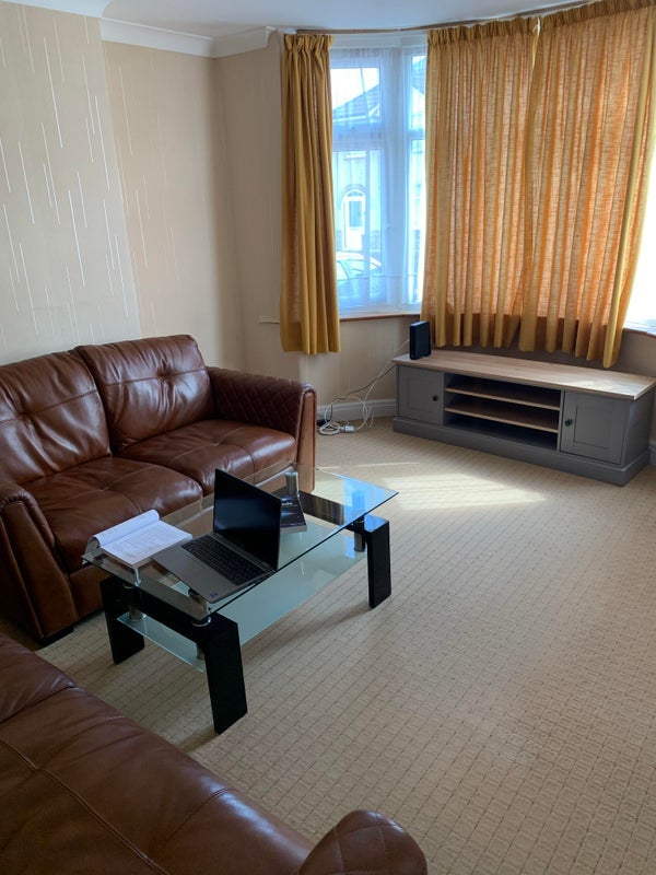 Room Mackie Grove in Bristol