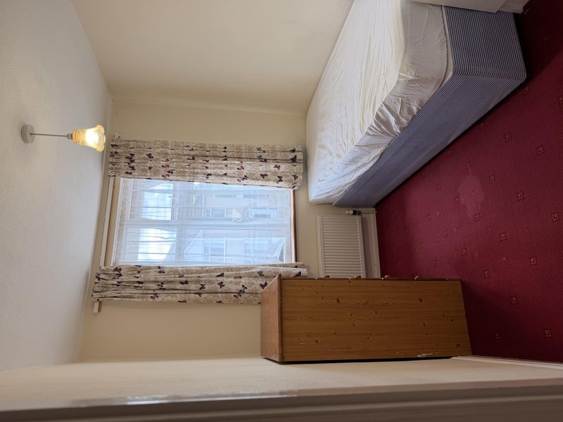 Room Mackie Grove in Bristol