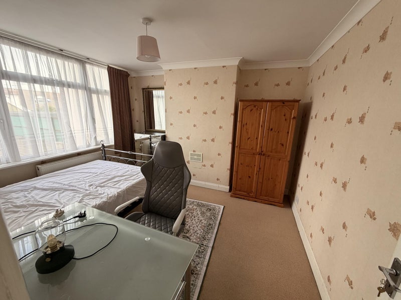 Room Mackie Grove in Bristol