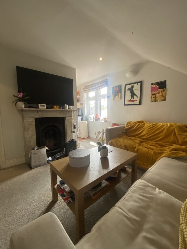 Flat Santos Road in Greater London