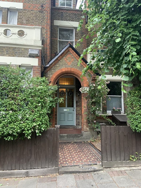 Flat Santos Road in Greater London