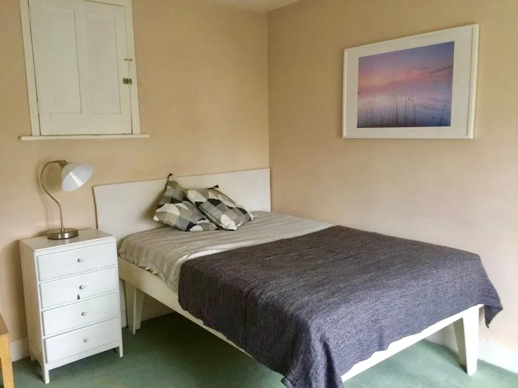 Room Mount Ephraim Road in Greater London