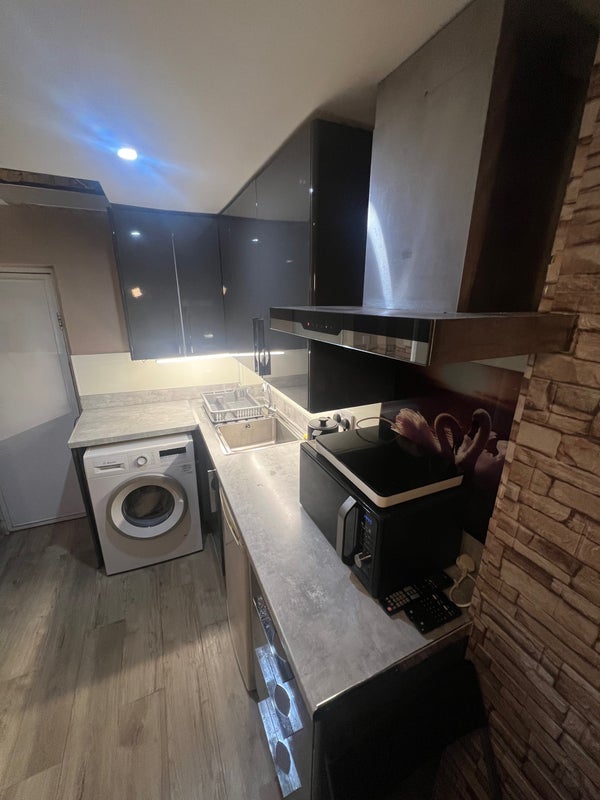 Flat Trevose Road in Greater London