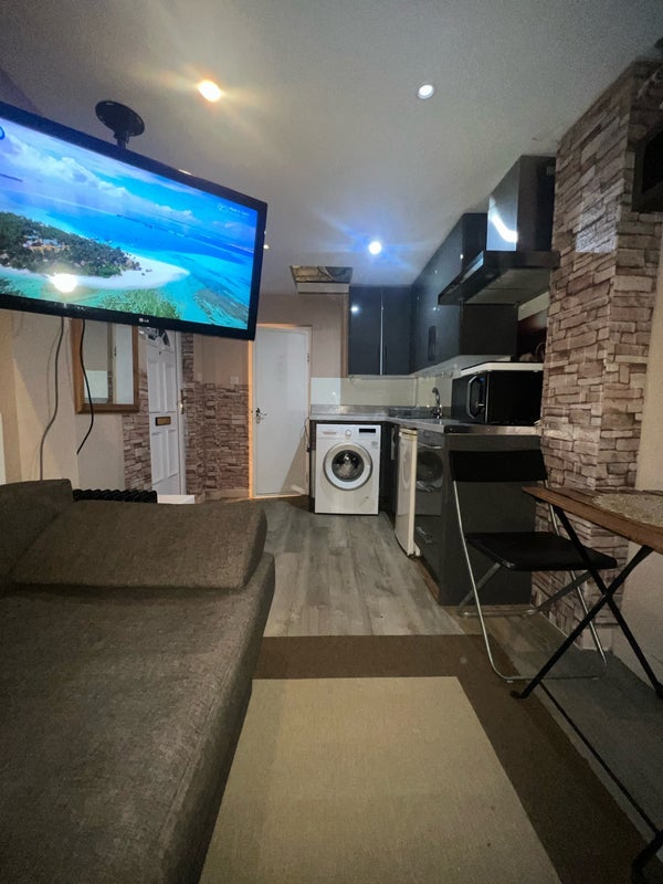 Flat Trevose Road in Greater London