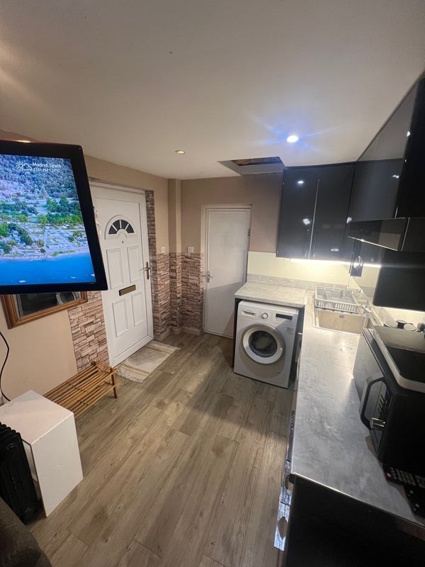 Flat Trevose Road in Greater London