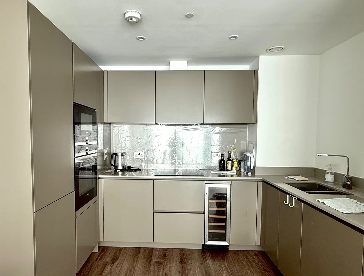 Flat Piazza Walk in Greater London