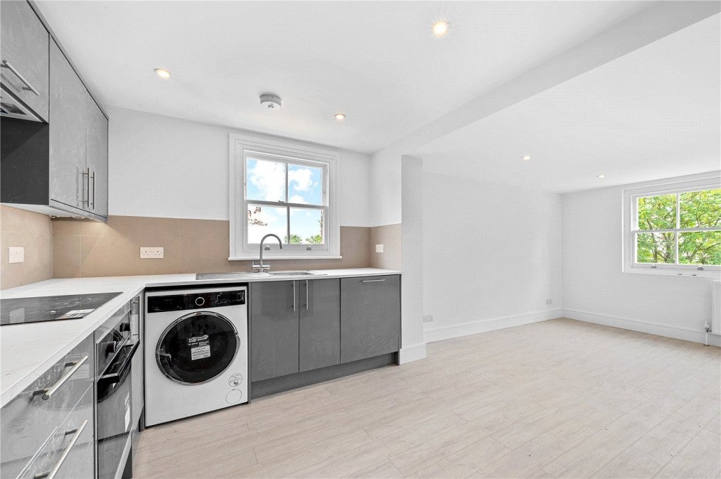 Flat Upper Richmond Road in Greater London