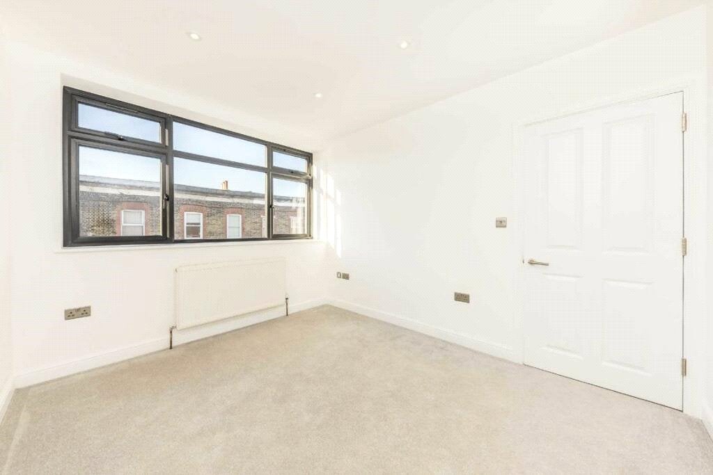 Flat Pembury Road in Greater London