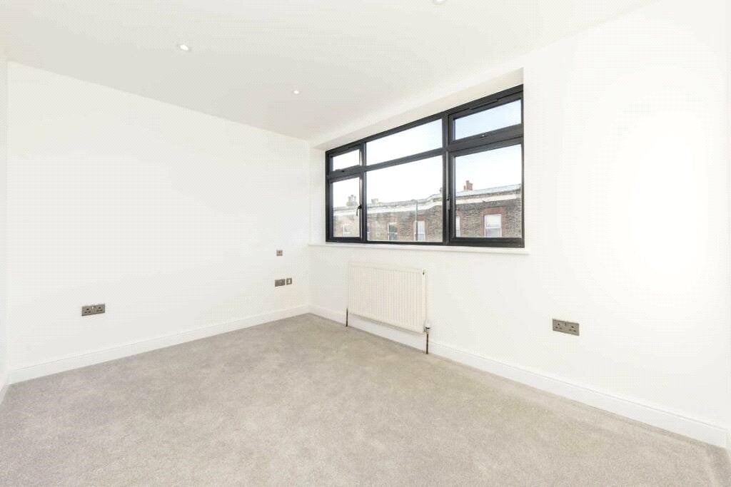 Flat Pembury Road in Greater London