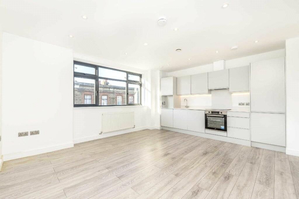 Flat Pembury Road in Greater London