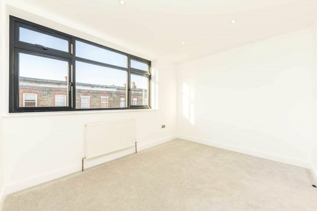 Flat Pembury Road in Greater London