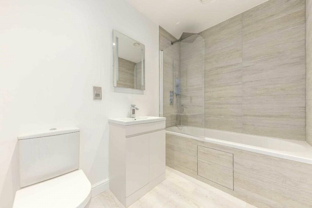 Flat Pembury Road in Greater London