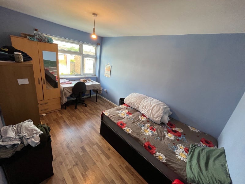 Room Leahurst Crescent in Birmingham