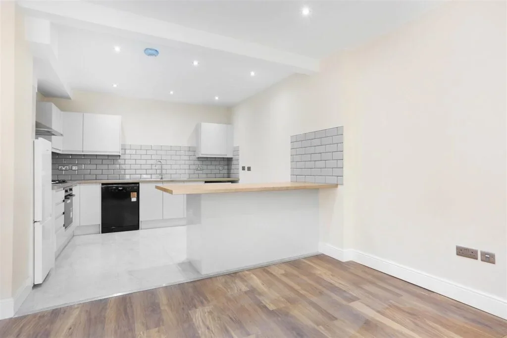 Flat Westmead Road in Greater London