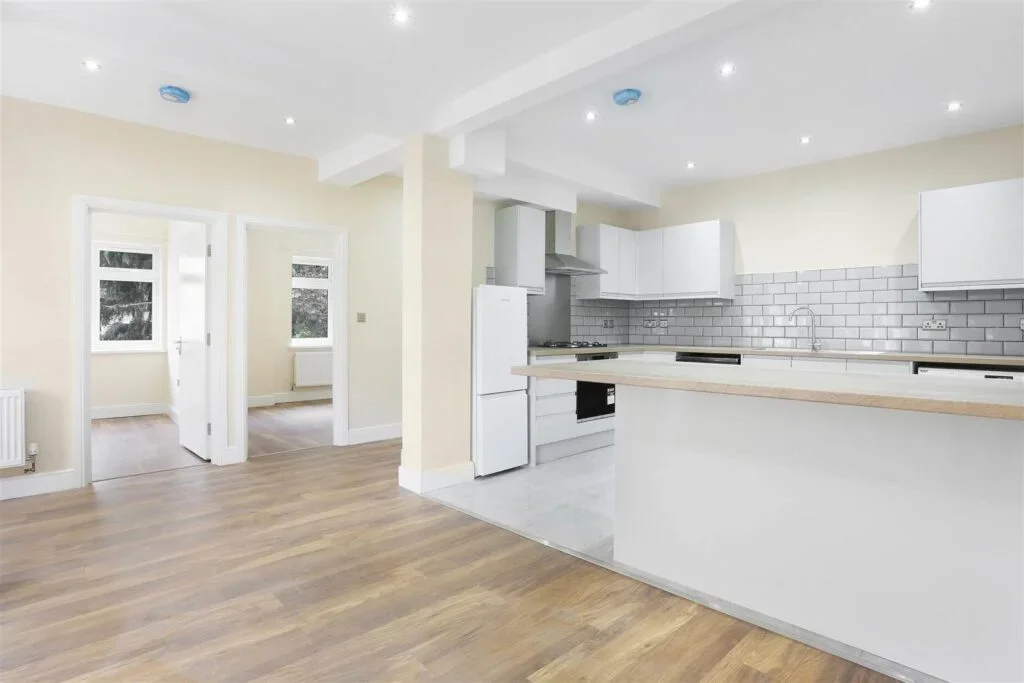 Flat Westmead Road in Greater London