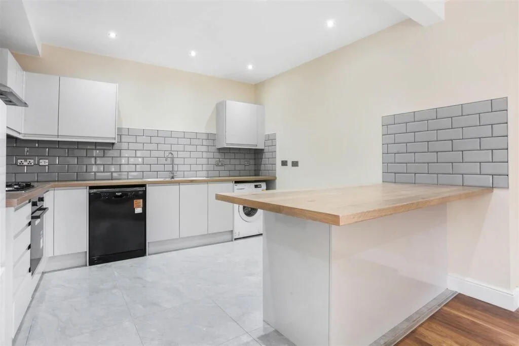 Flat Westmead Road in Greater London