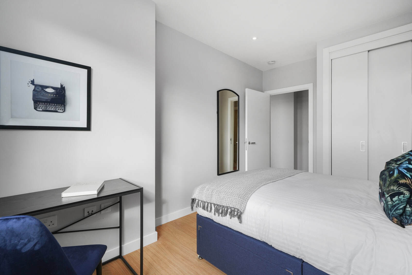 Flat Anthems Way in Greater London