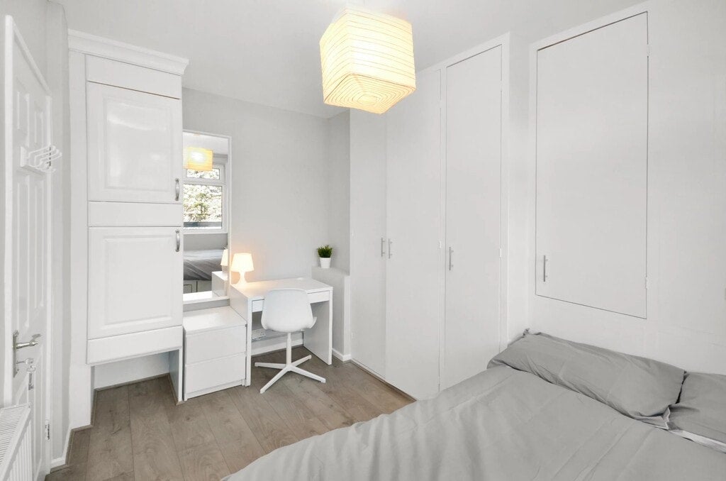 Room Candy Street in Greater London