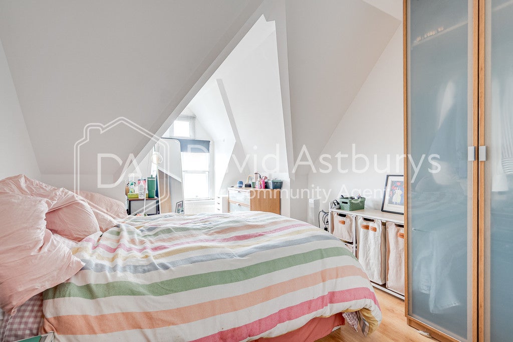 Flat Finchley Road in Greater London