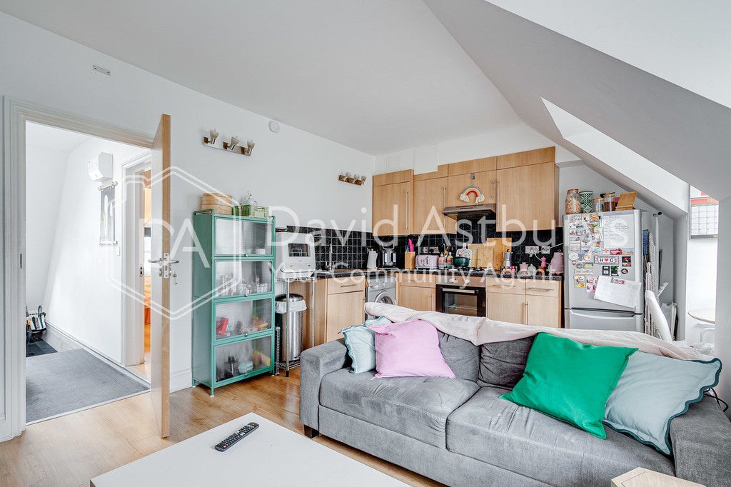 Flat Finchley Road in Greater London