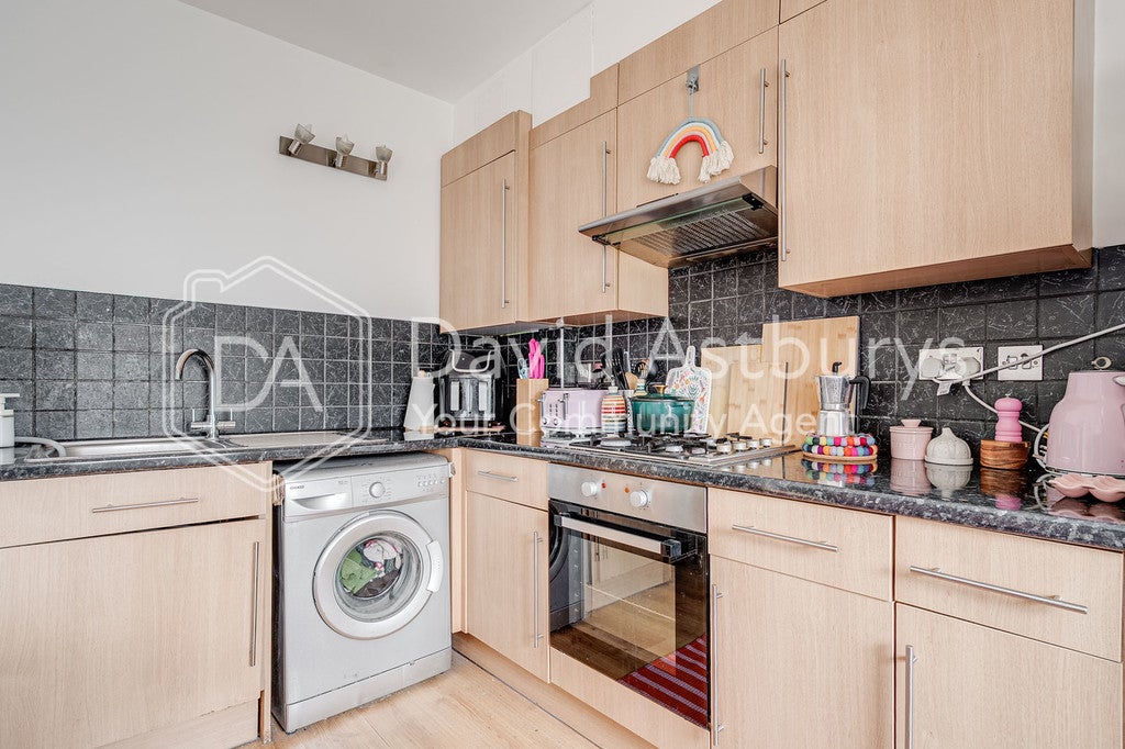 Flat Finchley Road in Greater London