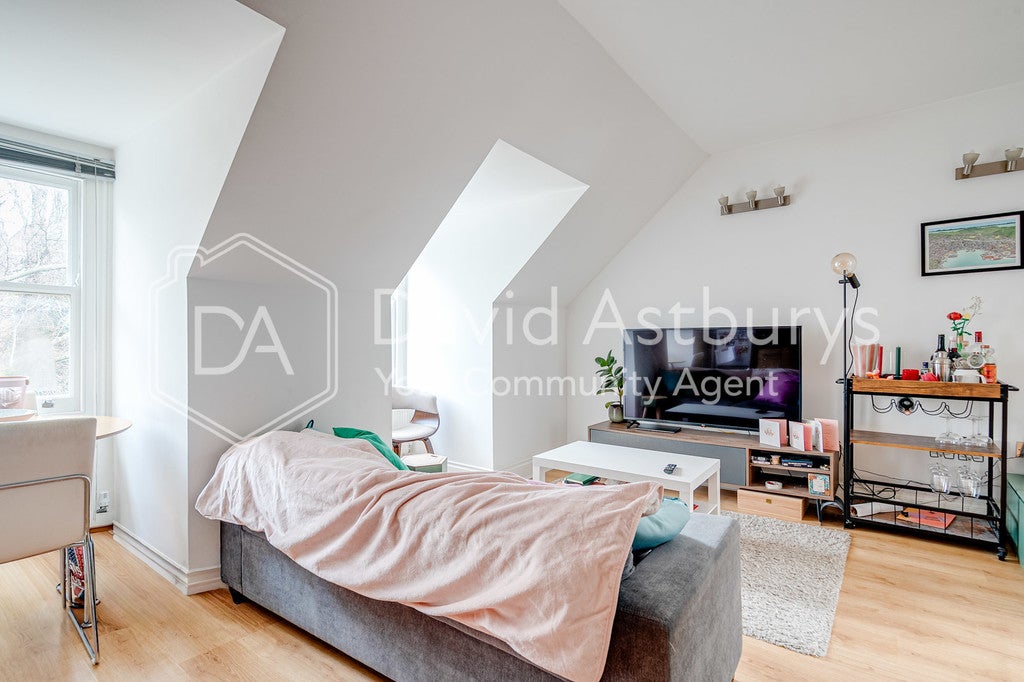 Flat Finchley Road in Greater London