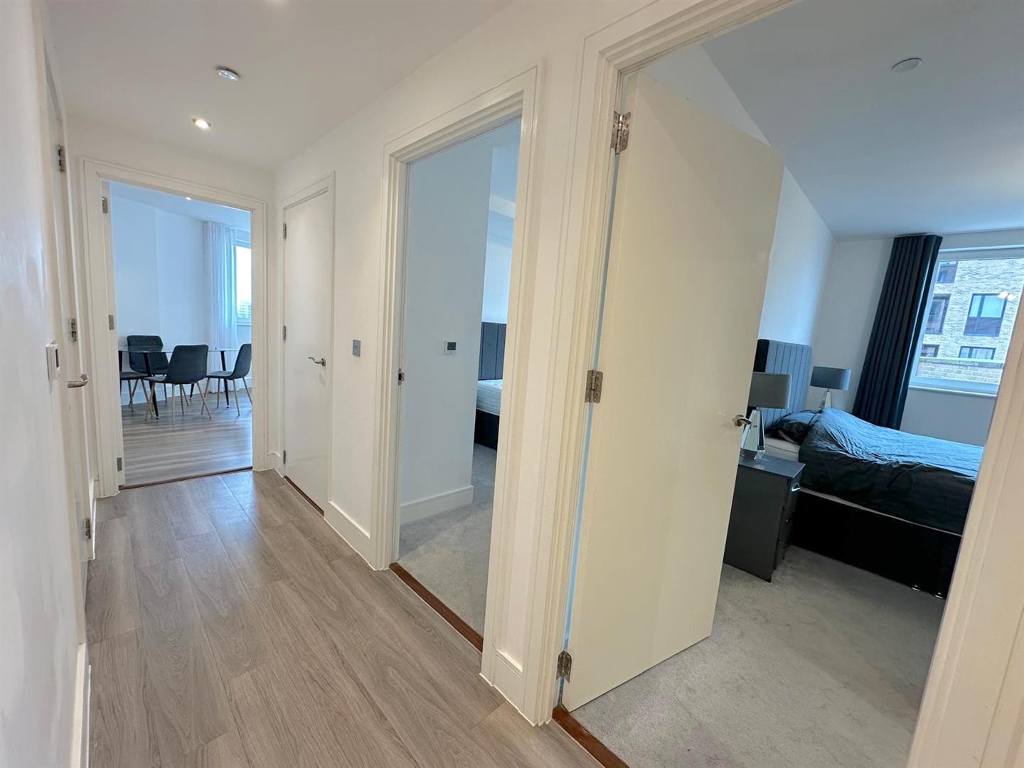 Flat Healum Avenue in Greater London