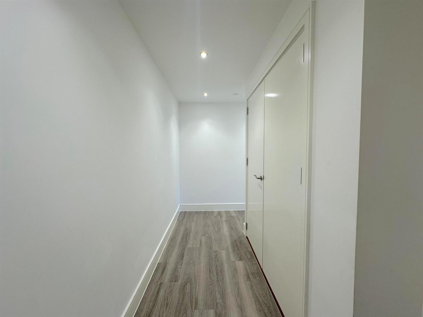 Flat Healum Avenue in Greater London