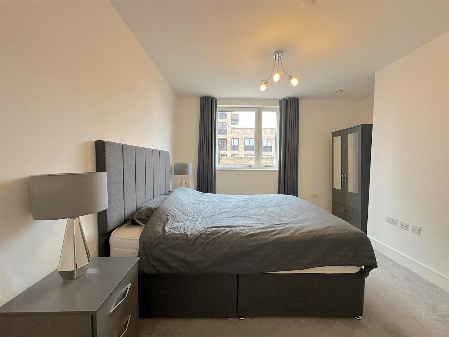 Flat Healum Avenue in Greater London