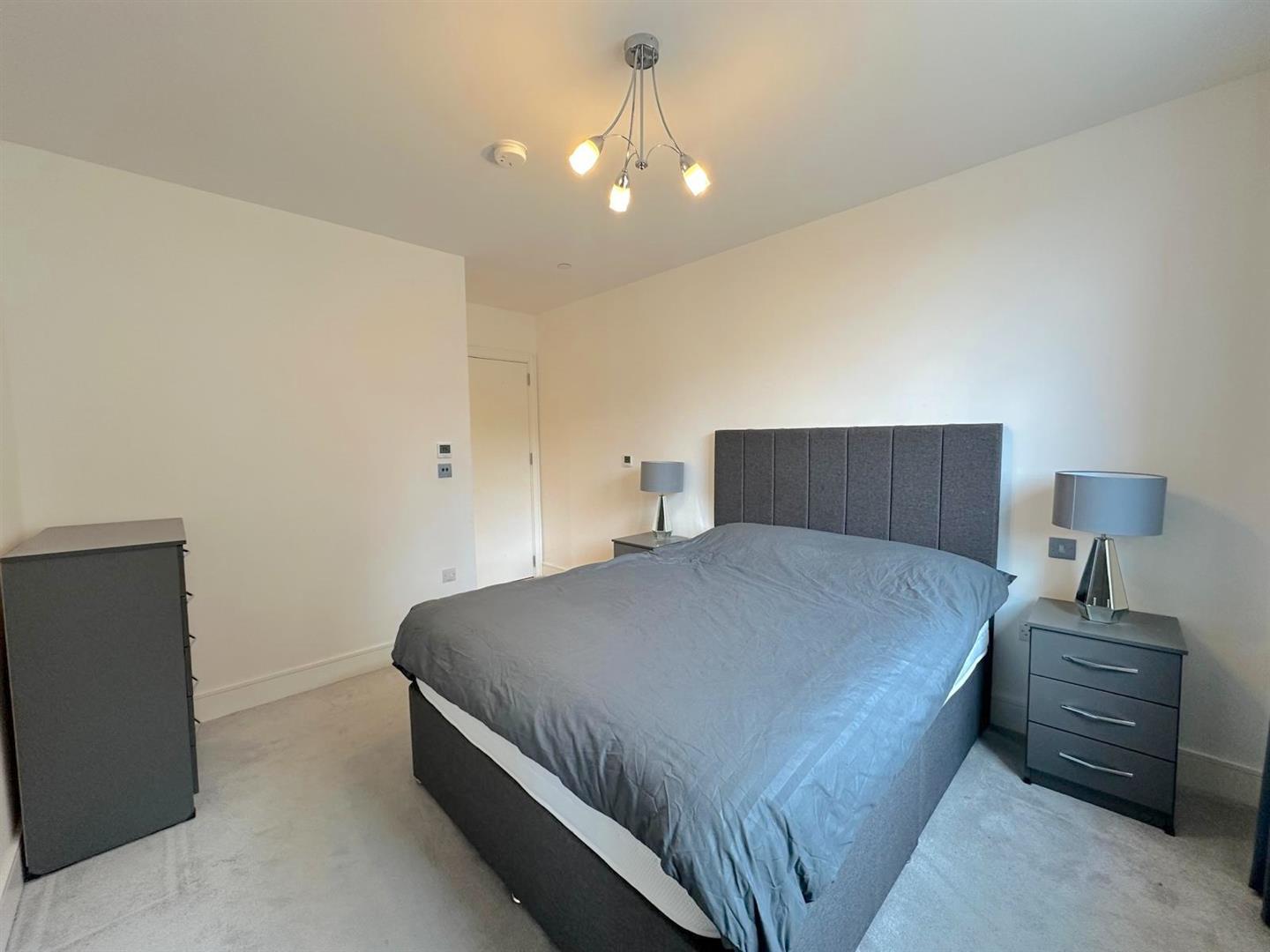 Flat Healum Avenue in Greater London