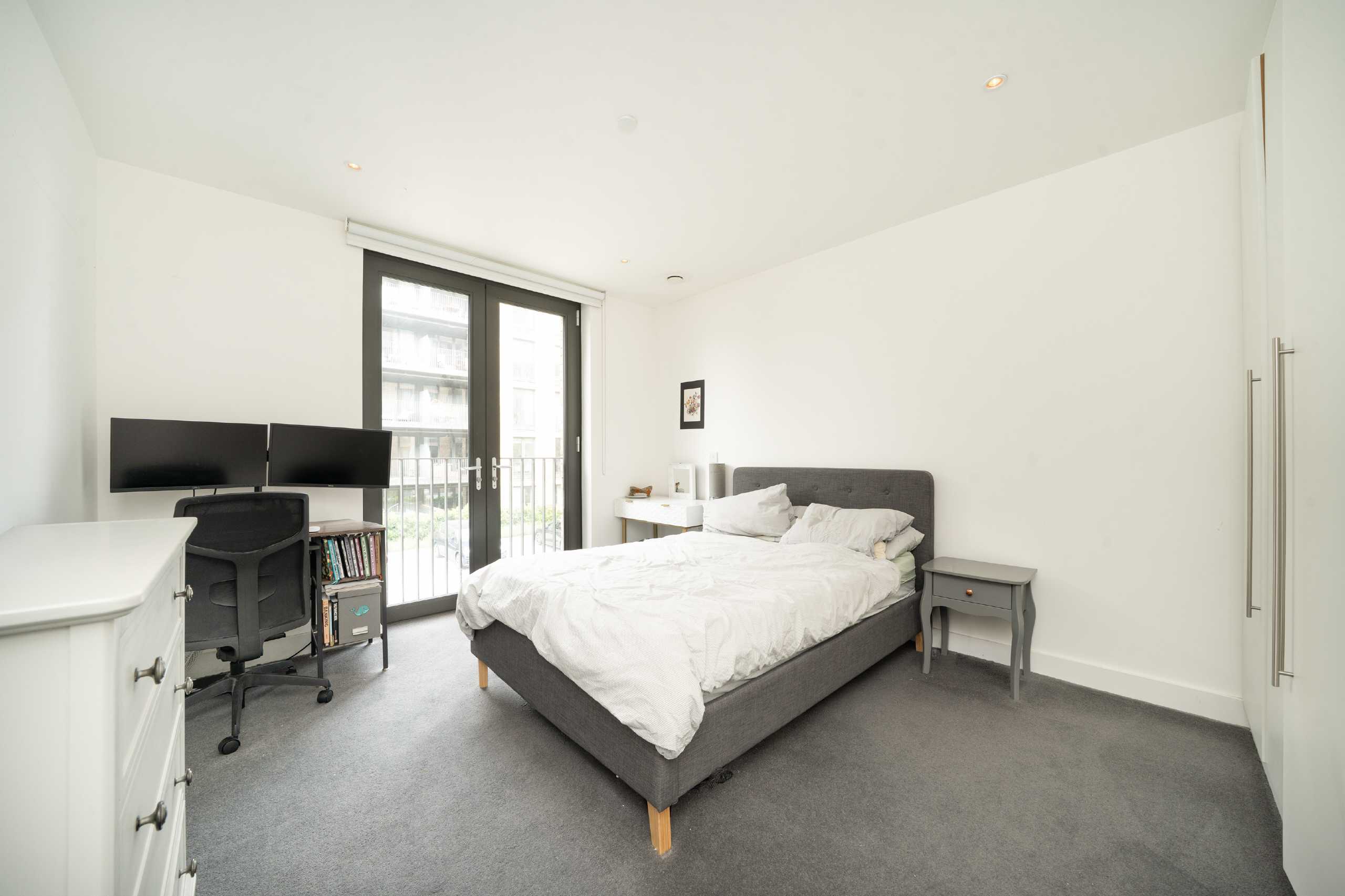 Flat Parkham Street in Greater London