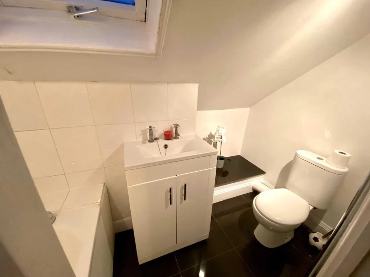 Flat Tankerville Road in Greater London