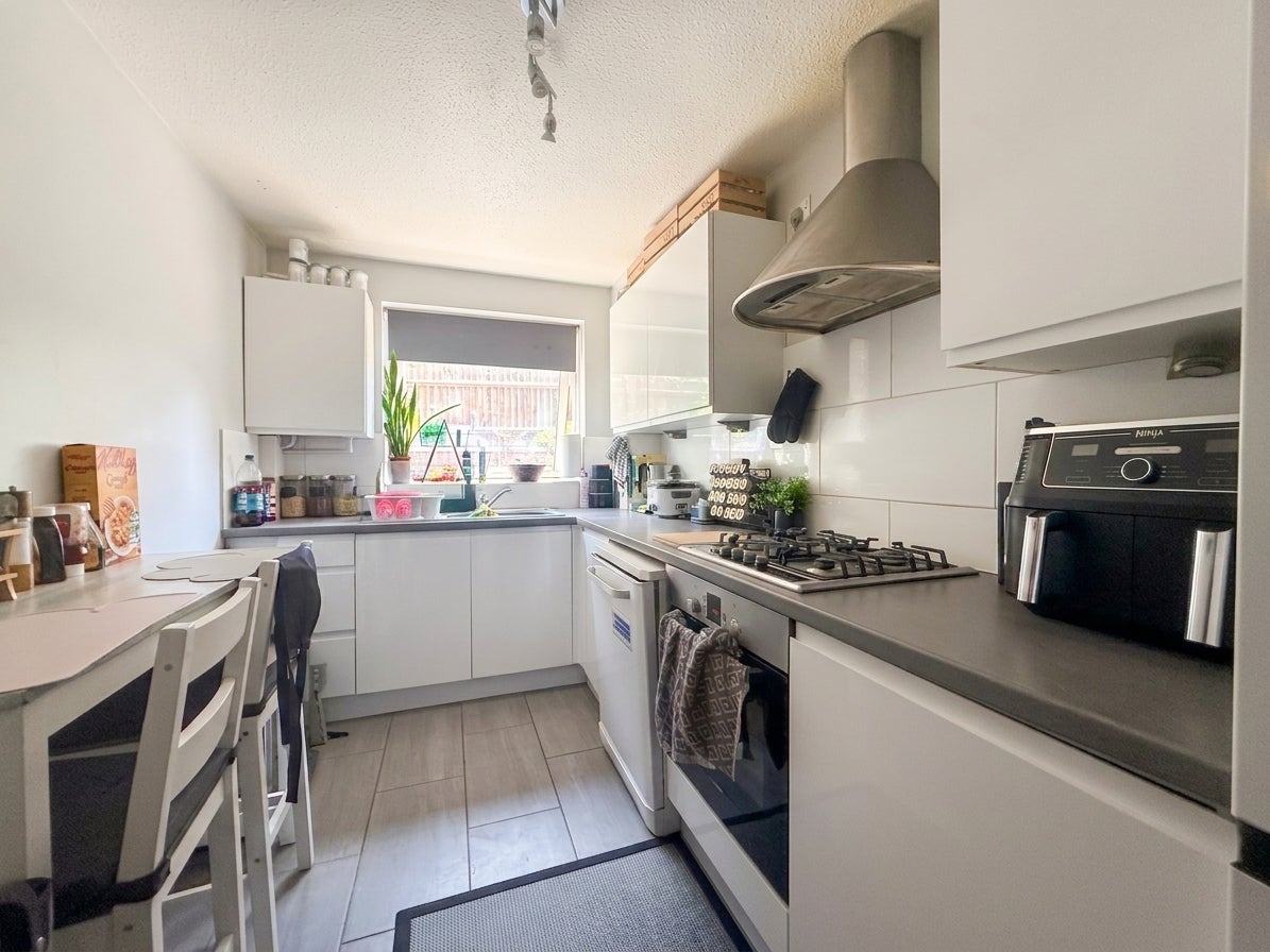 Flat Foxgrove Road in Greater London