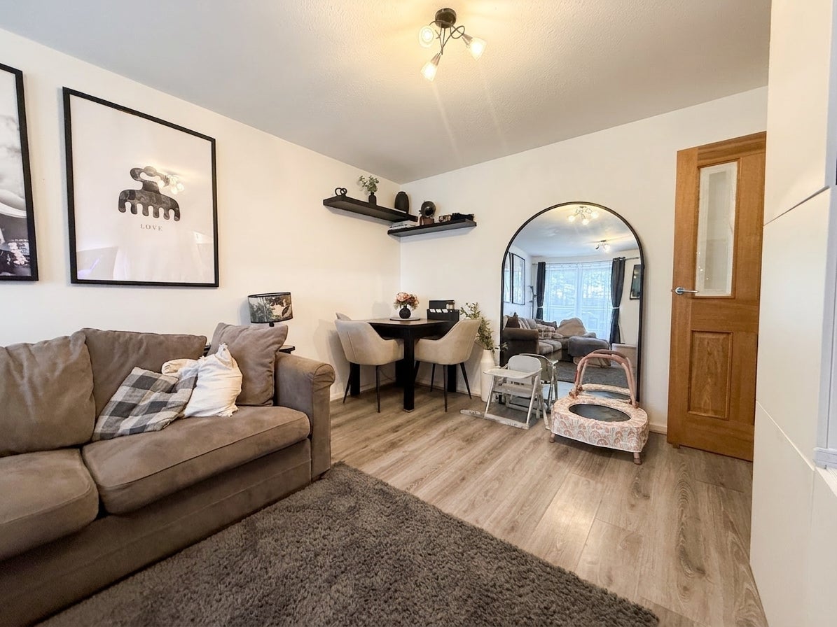 Flat Foxgrove Road in Greater London