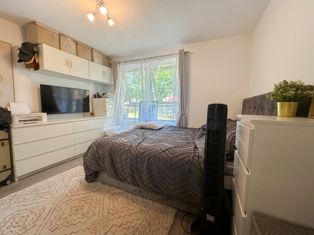 Flat Foxgrove Road in Greater London